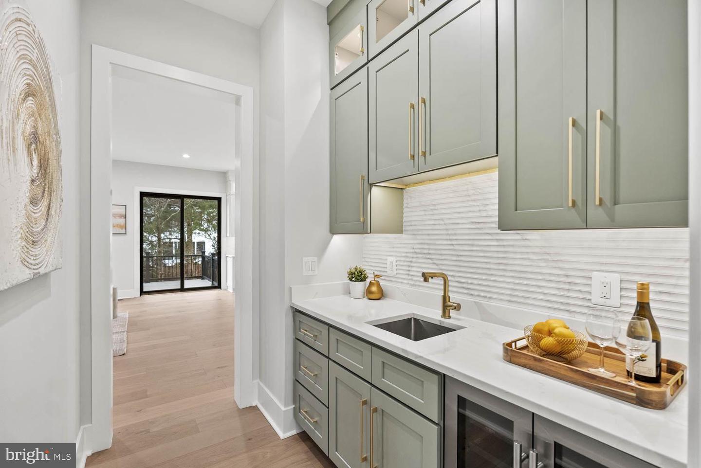 402 MARSHALL RD SW, VIENNA, Virginia 22180, 6 Bedrooms Bedrooms, ,6 BathroomsBathrooms,Residential,For sale,402 MARSHALL RD SW,VAFX2264092 MLS # VAFX2264092