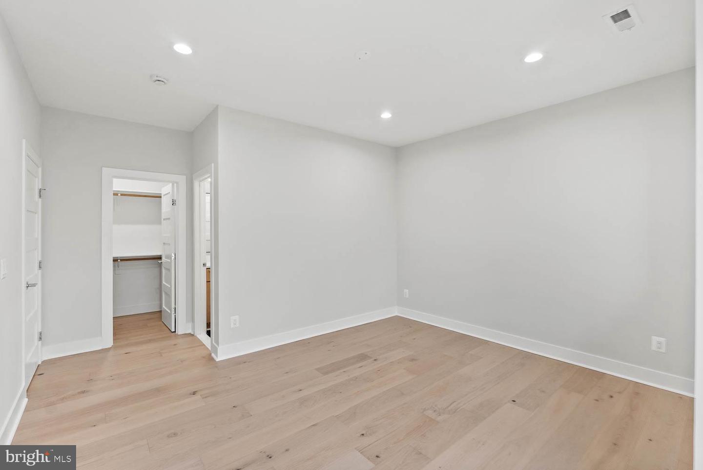 402 MARSHALL RD SW, VIENNA, Virginia 22180, 6 Bedrooms Bedrooms, ,6 BathroomsBathrooms,Residential,For sale,402 MARSHALL RD SW,VAFX2264092 MLS # VAFX2264092