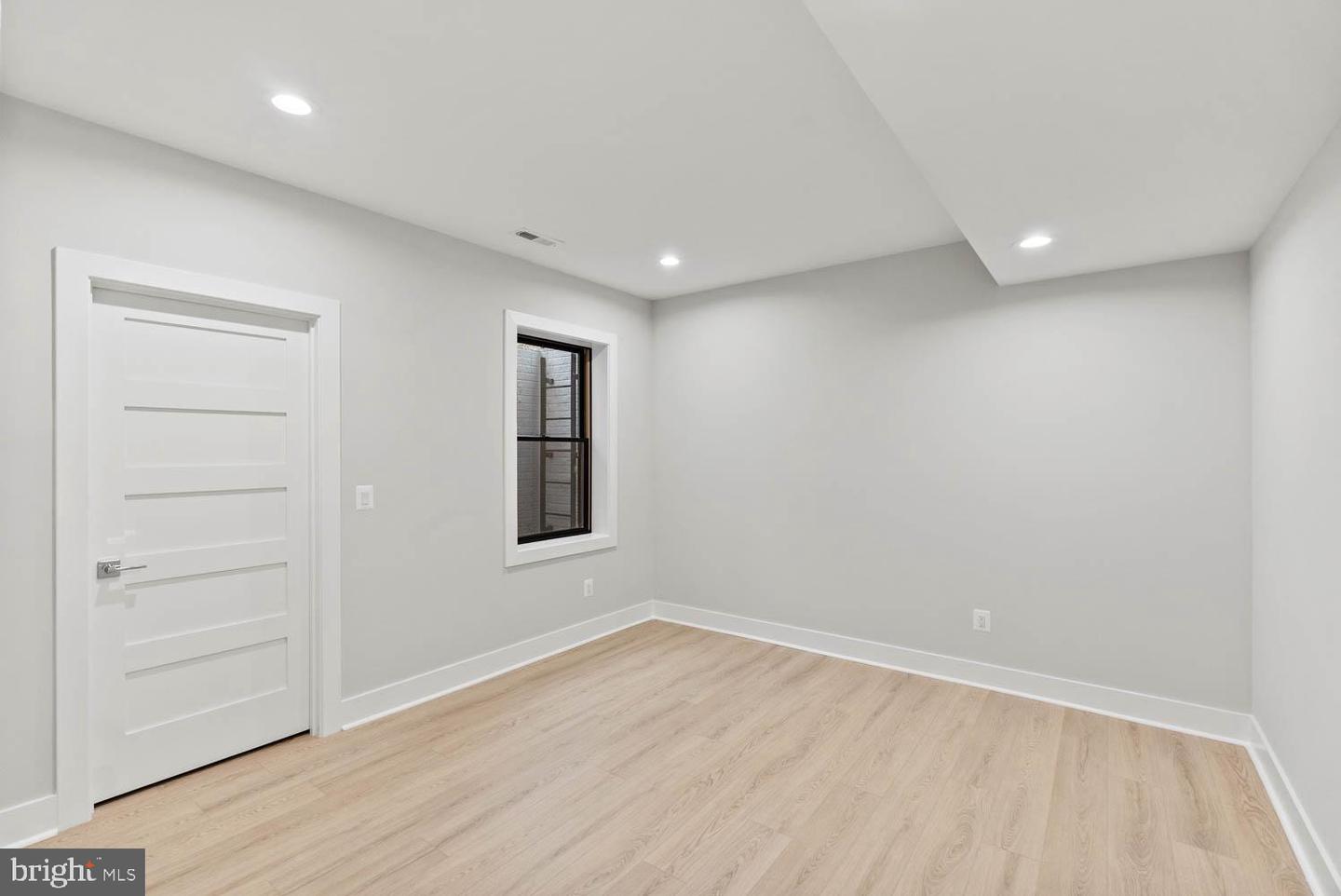 402 MARSHALL RD SW, VIENNA, Virginia 22180, 6 Bedrooms Bedrooms, ,6 BathroomsBathrooms,Residential,For sale,402 MARSHALL RD SW,VAFX2264092 MLS # VAFX2264092