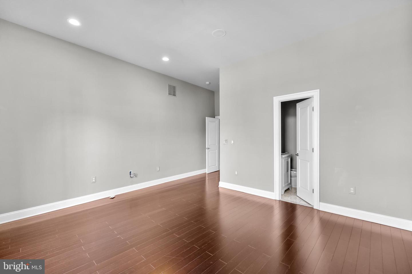 151 V ST NW #4, WASHINGTON, District Of Columbia 20001, 2 Bedrooms Bedrooms, ,2 BathroomsBathrooms,Residential,For sale,151 V ST NW #4,DCDC2240036 MLS # DCDC2240036