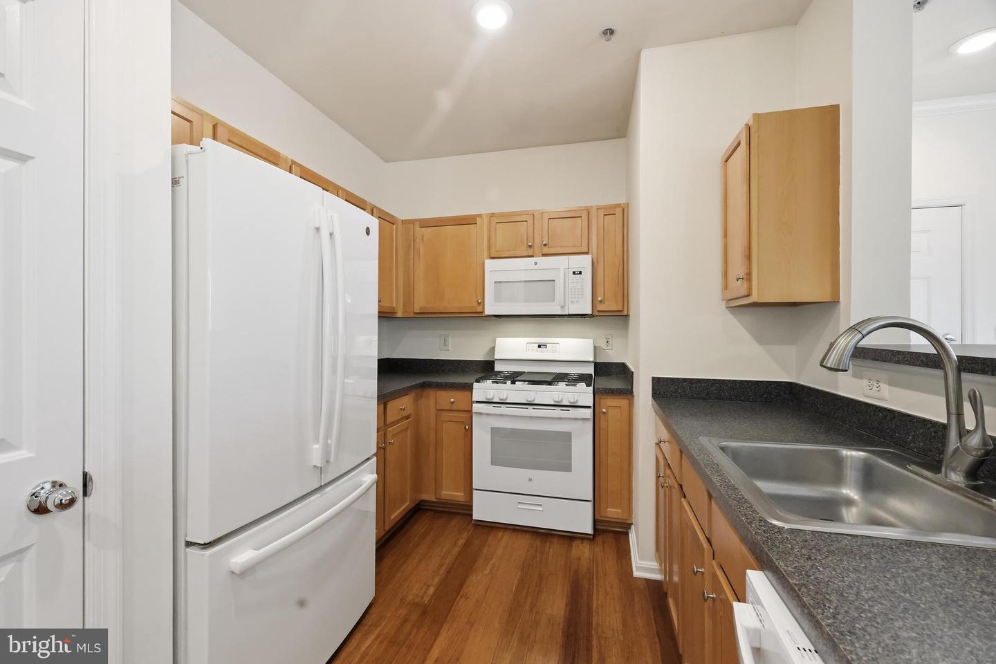 5105 TRAVIS EDWARD WAY #G, CENTREVILLE, Virginia 20120, 2 Bedrooms Bedrooms, ,2 BathroomsBathrooms,Residential,For sale,5105 TRAVIS EDWARD WAY #G,VAFX2291092 MLS # VAFX2291092