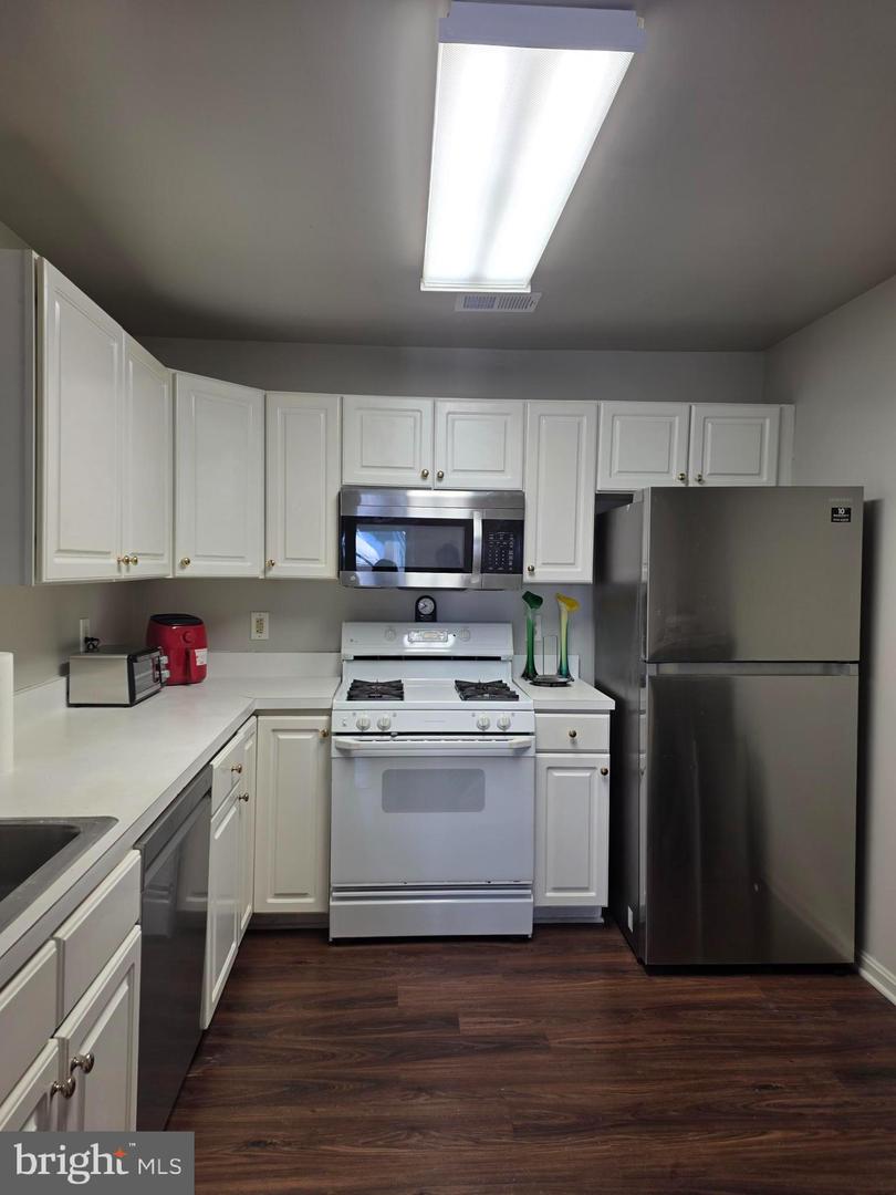 1037 GARDENVIEW LOOP #302, WOODBRIDGE, Virginia 22191, 2 Bedrooms Bedrooms, ,2 BathroomsBathrooms,Residential,For sale,1037 GARDENVIEW LOOP #302,VAPW2112504 MLS # VAPW2112504