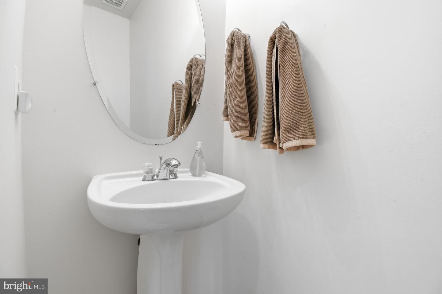 43592 DUNHILL CUP SQ, ASHBURN, Virginia 20147, 3 Bedrooms Bedrooms, ,2 BathroomsBathrooms,Residential,For sale,43592 DUNHILL CUP SQ,VALO2116208 MLS # VALO2116208