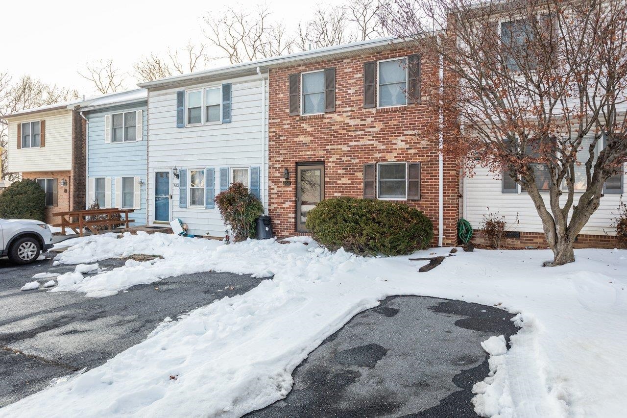 860 VINE ST, HARRISONBURG, Virginia 22801, 2 Bedrooms Bedrooms, ,1 BathroomBathrooms,Residential,860 VINE ST,673018 MLS # 673018