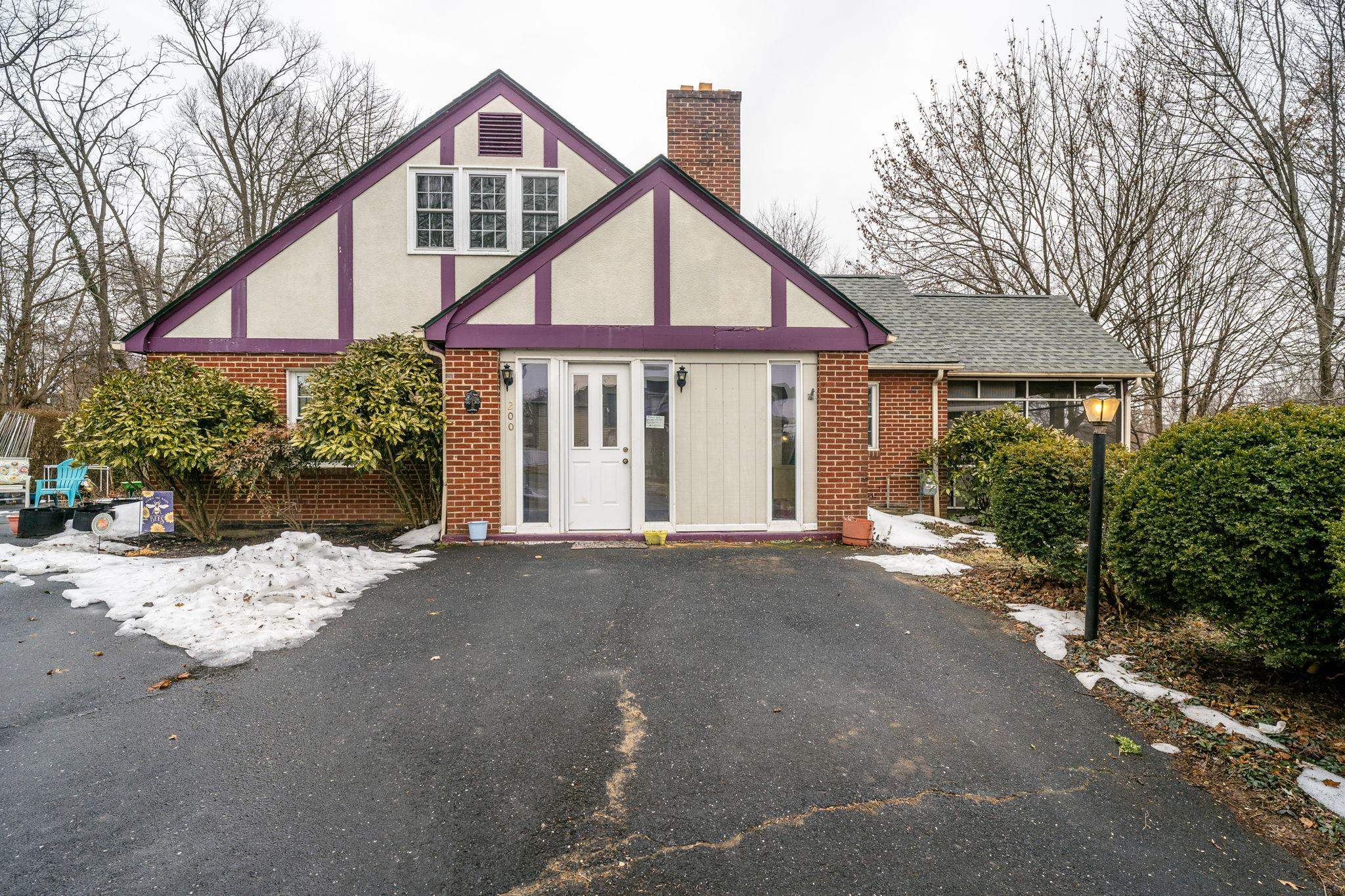 200 MONUMENT AVE, HARRISONBURG, Virginia 22801, 5 Bedrooms Bedrooms, ,2 BathroomsBathrooms,Residential,200 MONUMENT AVE,673432 MLS # 673432