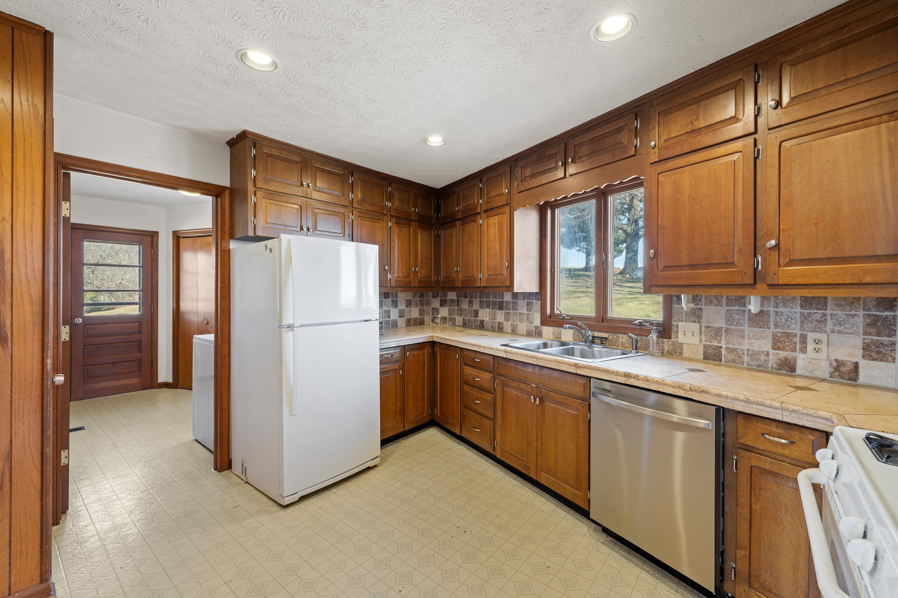 355 FAIRBURN RD, MOUNT SOLON, Virginia 22843, 3 Bedrooms Bedrooms, ,2 BathroomsBathrooms,Residential,355 FAIRBURN RD,673452 MLS # 673452