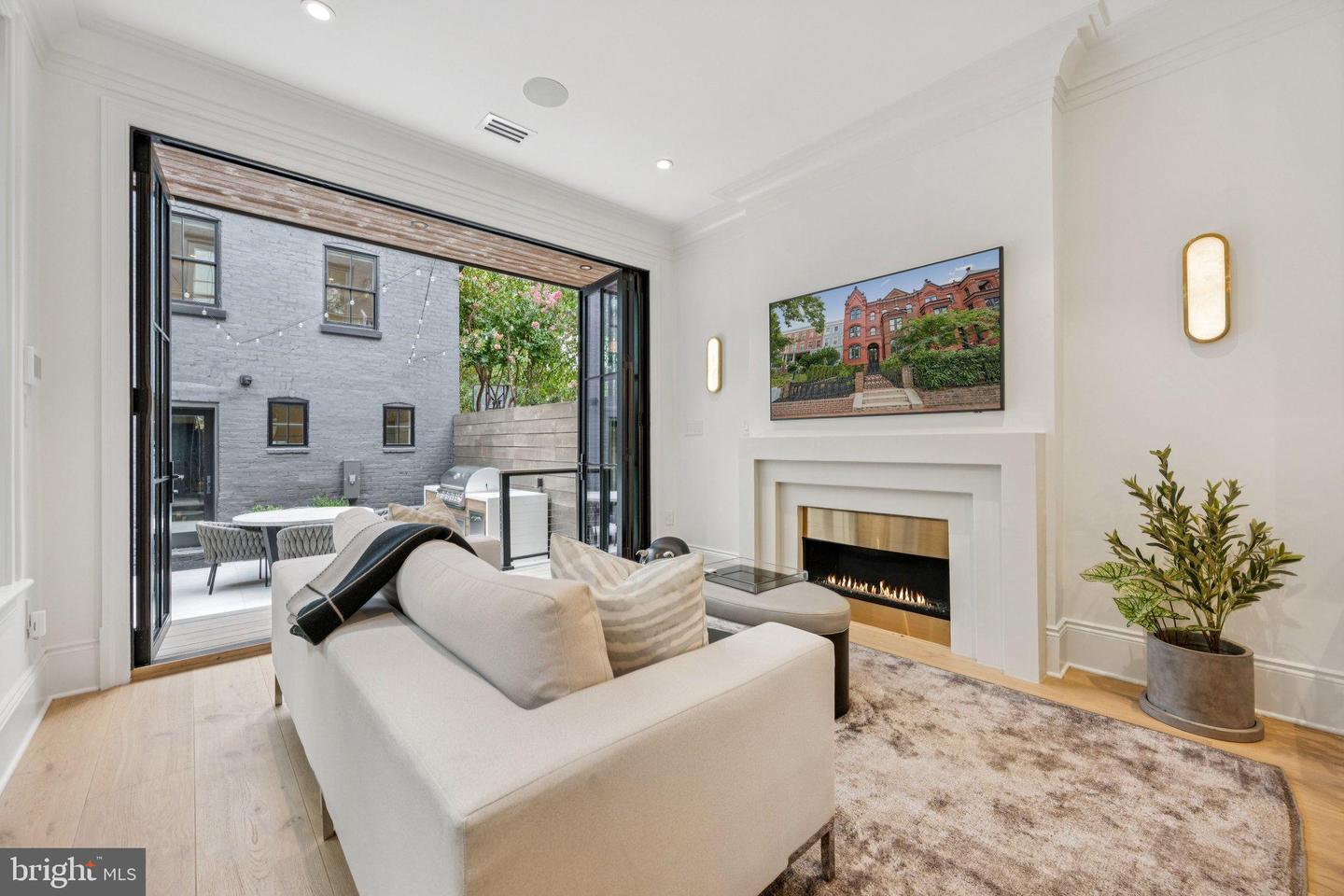 635 MARYLAND AVE NE, WASHINGTON, District Of Columbia 20002, 5 Bedrooms Bedrooms, 10 Rooms Rooms,4 BathroomsBathrooms,Residential,For sale,635 MARYLAND AVE NE,DCDC2243592 MLS # DCDC2243592