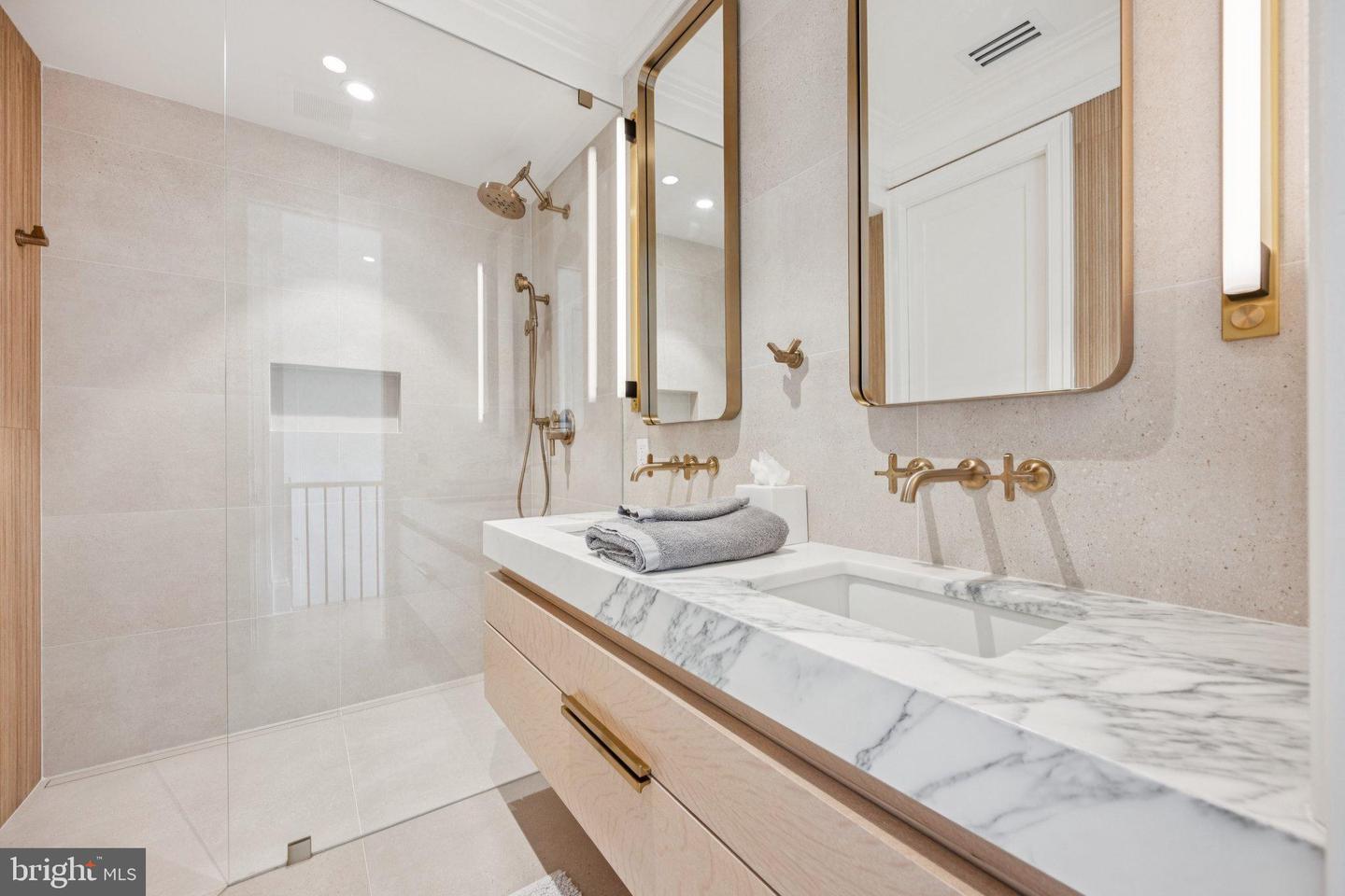 635 MARYLAND AVE NE, WASHINGTON, District Of Columbia 20002, 5 Bedrooms Bedrooms, 10 Rooms Rooms,4 BathroomsBathrooms,Residential,For sale,635 MARYLAND AVE NE,DCDC2243592 MLS # DCDC2243592