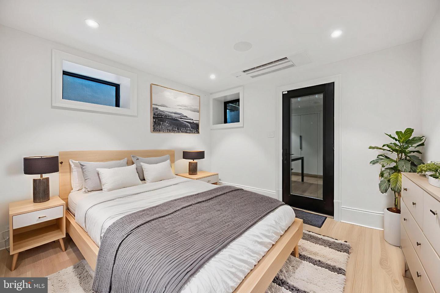 635 MARYLAND AVE NE, WASHINGTON, District Of Columbia 20002, 5 Bedrooms Bedrooms, 10 Rooms Rooms,4 BathroomsBathrooms,Residential,For sale,635 MARYLAND AVE NE,DCDC2243592 MLS # DCDC2243592