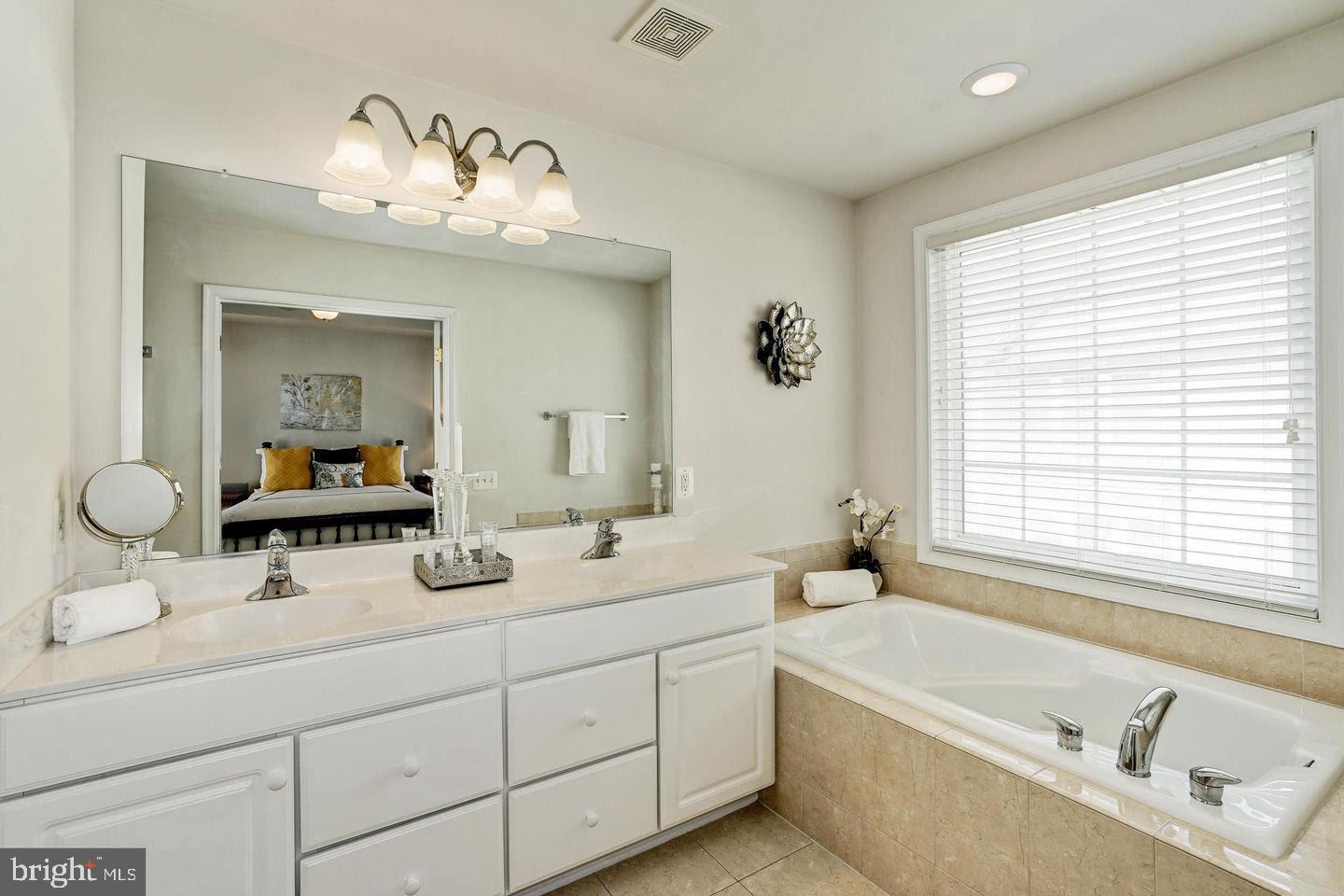 2411 HUNTINGTON PARK DR, ALEXANDRIA, Virginia 22303, 4 Bedrooms Bedrooms, ,3 BathroomsBathrooms,Residential,For sale,2411 HUNTINGTON PARK DR,VAFX2289172 MLS # VAFX2289172