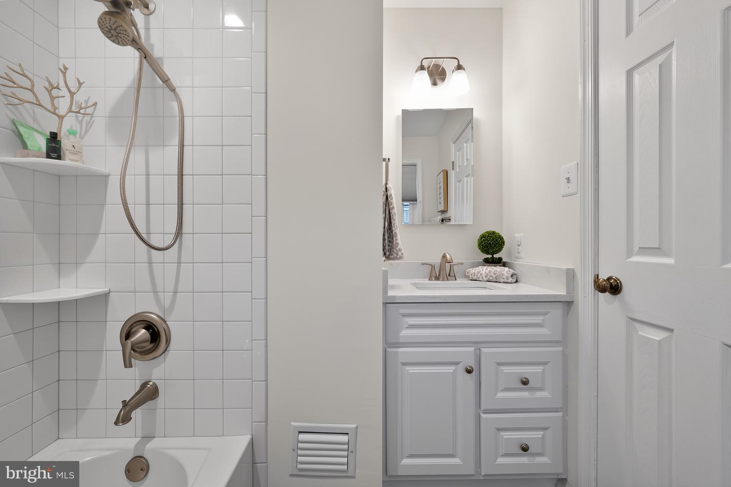 4346 SILAS HUTCHINSON DR, CHANTILLY, Virginia 20151, 4 Bedrooms Bedrooms, ,2 BathroomsBathrooms,Residential,For sale,4346 SILAS HUTCHINSON DR,VAFX2289386 MLS # VAFX2289386