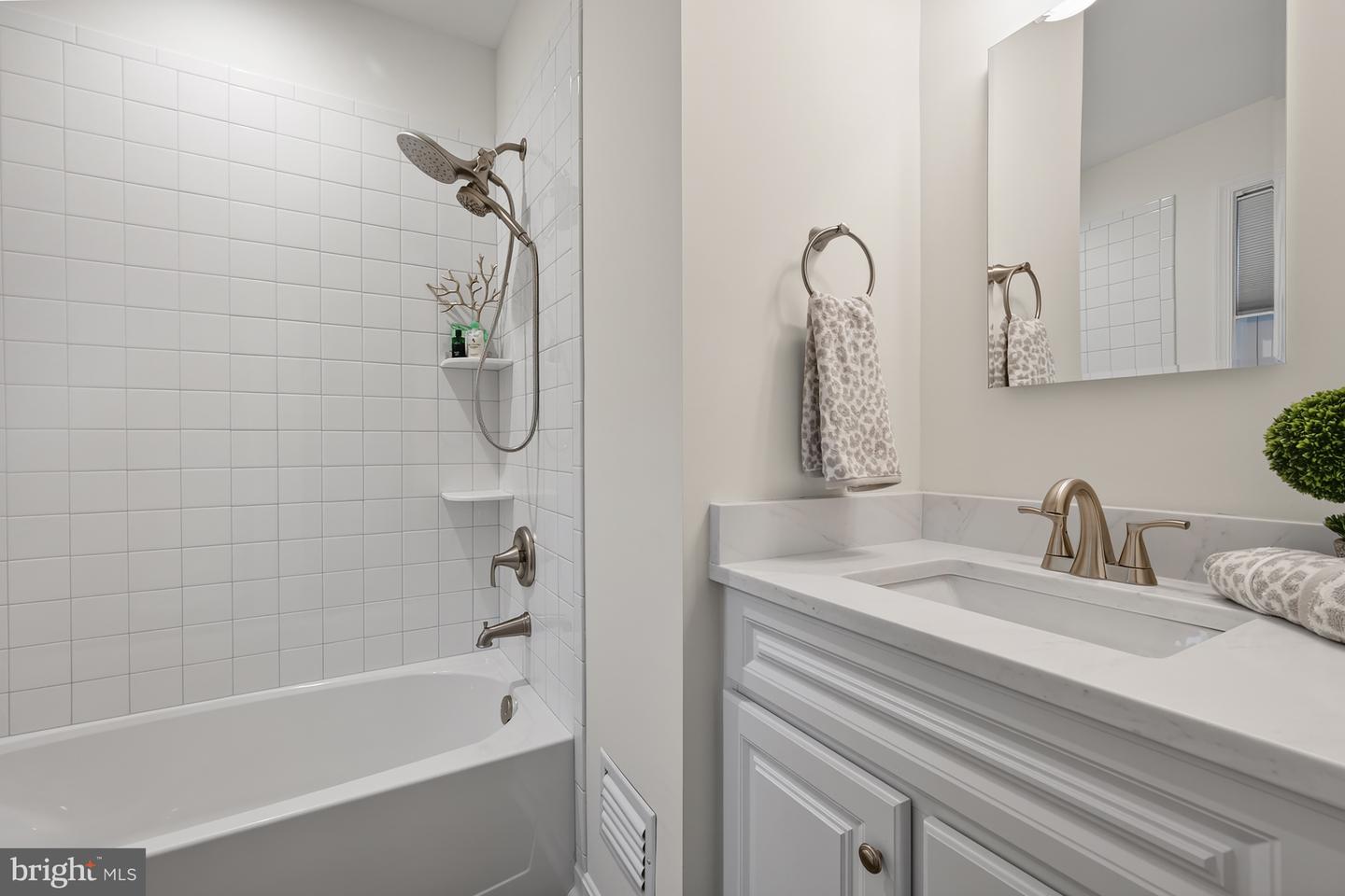 4346 SILAS HUTCHINSON DR, CHANTILLY, Virginia 20151, 4 Bedrooms Bedrooms, ,2 BathroomsBathrooms,Residential,For sale,4346 SILAS HUTCHINSON DR,VAFX2289386 MLS # VAFX2289386