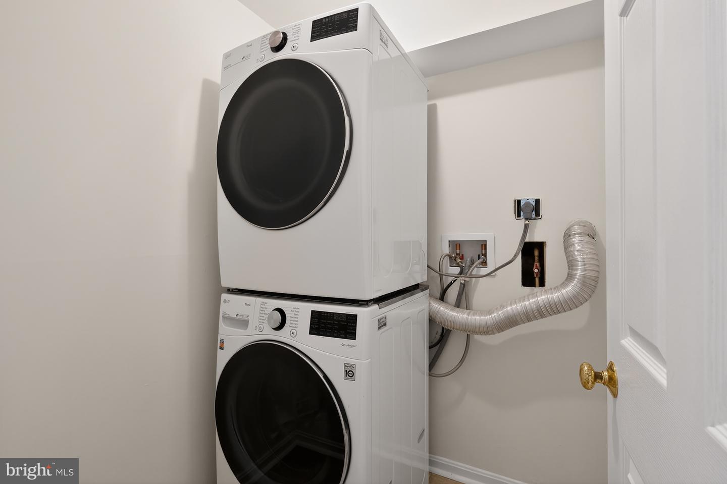 4346 SILAS HUTCHINSON DR, CHANTILLY, Virginia 20151, 4 Bedrooms Bedrooms, ,2 BathroomsBathrooms,Residential,For sale,4346 SILAS HUTCHINSON DR,VAFX2289386 MLS # VAFX2289386