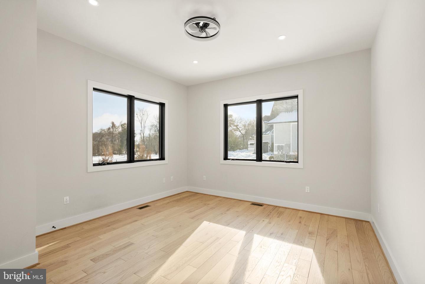 5524 SUMMIT ST, CENTREVILLE, Virginia 20120, 7 Bedrooms Bedrooms, ,6 BathroomsBathrooms,Residential,For sale,5524 SUMMIT ST,VAFX2290434 MLS # VAFX2290434