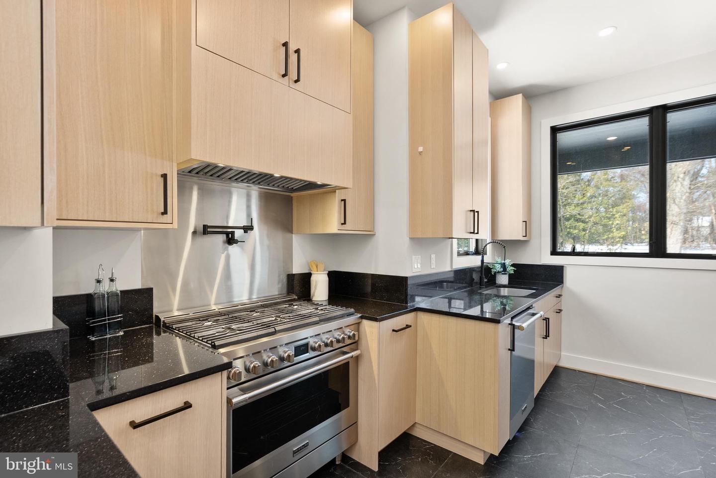 5524 SUMMIT ST, CENTREVILLE, Virginia 20120, 7 Bedrooms Bedrooms, ,6 BathroomsBathrooms,Residential,For sale,5524 SUMMIT ST,VAFX2290434 MLS # VAFX2290434