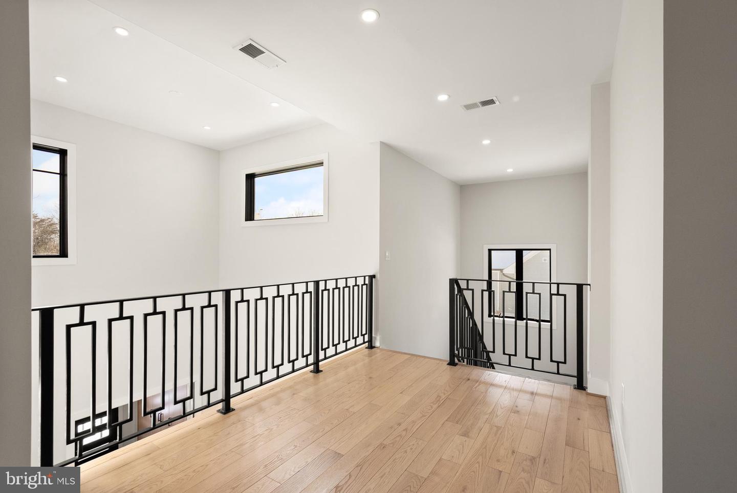 5524 SUMMIT ST, CENTREVILLE, Virginia 20120, 7 Bedrooms Bedrooms, ,6 BathroomsBathrooms,Residential,For sale,5524 SUMMIT ST,VAFX2290434 MLS # VAFX2290434