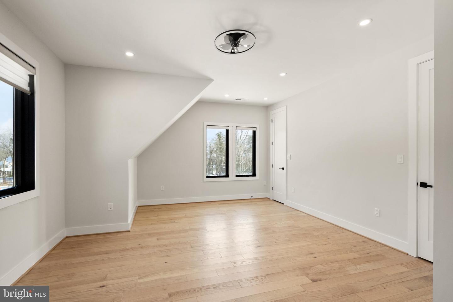 5524 SUMMIT ST, CENTREVILLE, Virginia 20120, 7 Bedrooms Bedrooms, ,6 BathroomsBathrooms,Residential,For sale,5524 SUMMIT ST,VAFX2290434 MLS # VAFX2290434