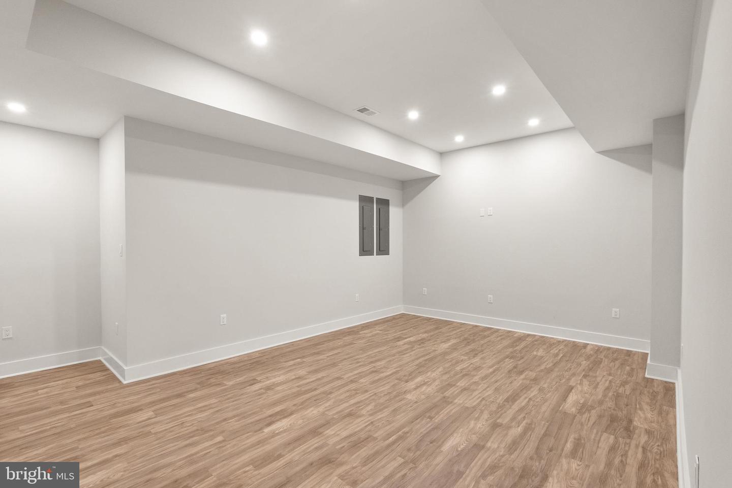 5524 SUMMIT ST, CENTREVILLE, Virginia 20120, 7 Bedrooms Bedrooms, ,6 BathroomsBathrooms,Residential,For sale,5524 SUMMIT ST,VAFX2290434 MLS # VAFX2290434