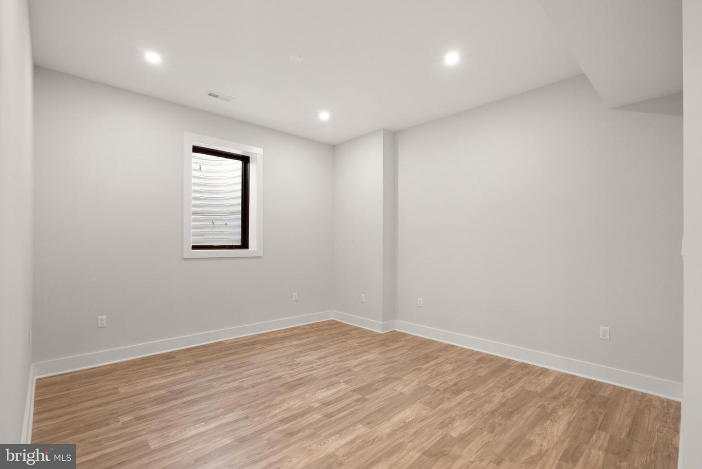 5524 SUMMIT ST, CENTREVILLE, Virginia 20120, 7 Bedrooms Bedrooms, ,6 BathroomsBathrooms,Residential,For sale,5524 SUMMIT ST,VAFX2290434 MLS # VAFX2290434