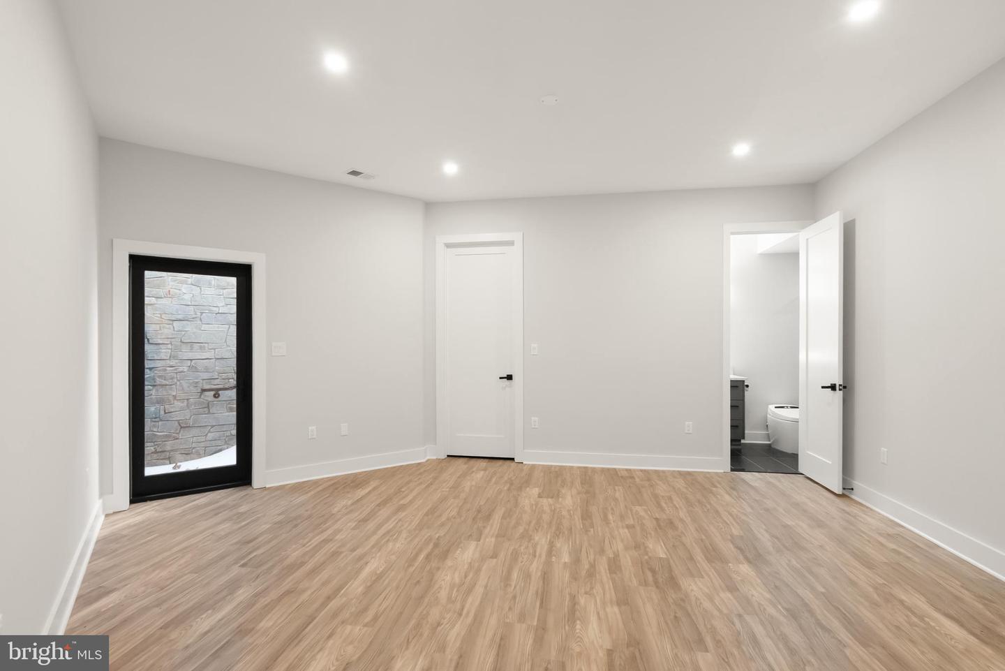 5524 SUMMIT ST, CENTREVILLE, Virginia 20120, 7 Bedrooms Bedrooms, ,6 BathroomsBathrooms,Residential,For sale,5524 SUMMIT ST,VAFX2290434 MLS # VAFX2290434