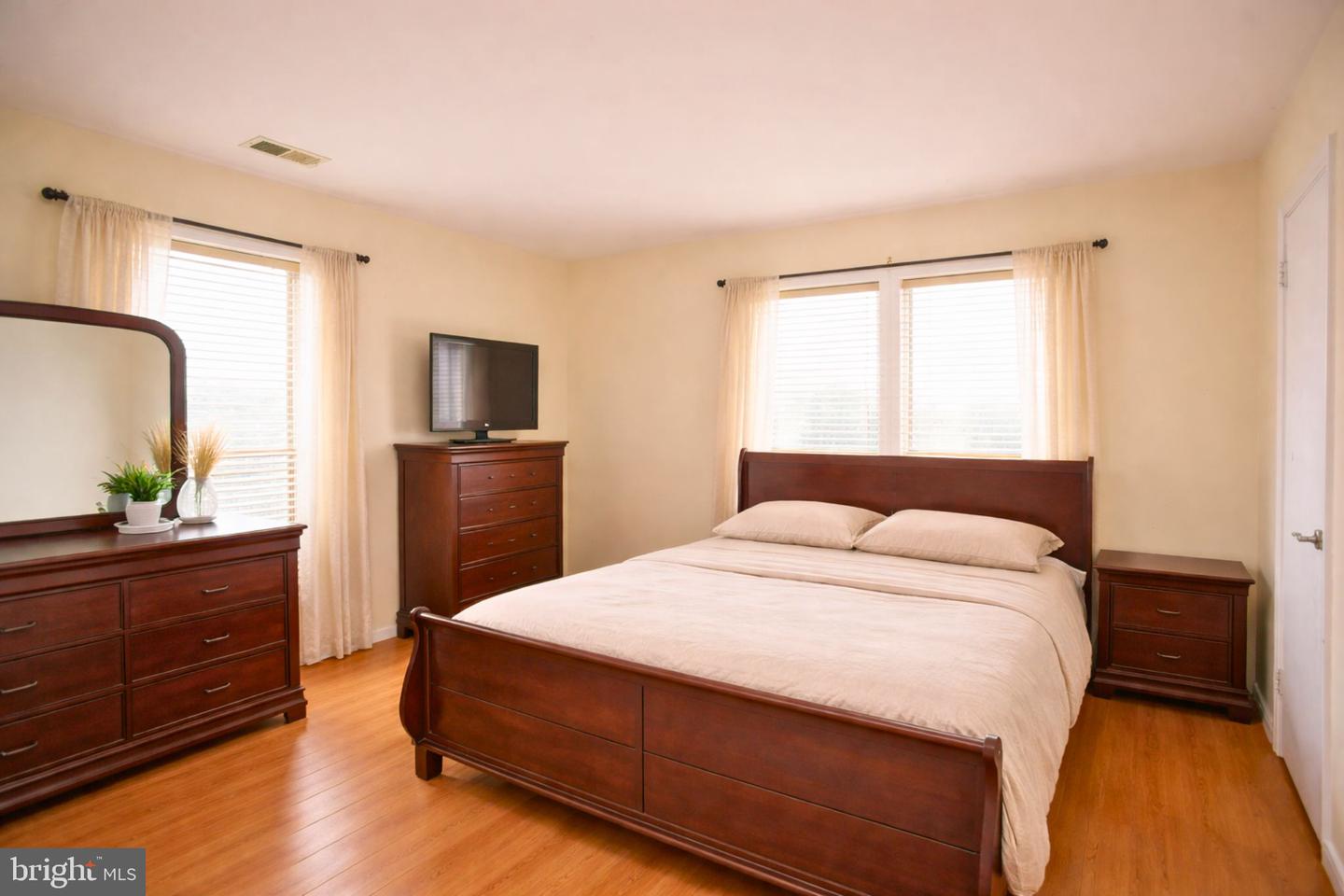 3176 SUMMIT SQUARE DR #4-A2, OAKTON, Virginia 22124, 2 Bedrooms Bedrooms, 5 Rooms Rooms,2 BathroomsBathrooms,Residential,For sale,3176 SUMMIT SQUARE DR #4-A2,VAFX2290534 MLS # VAFX2290534