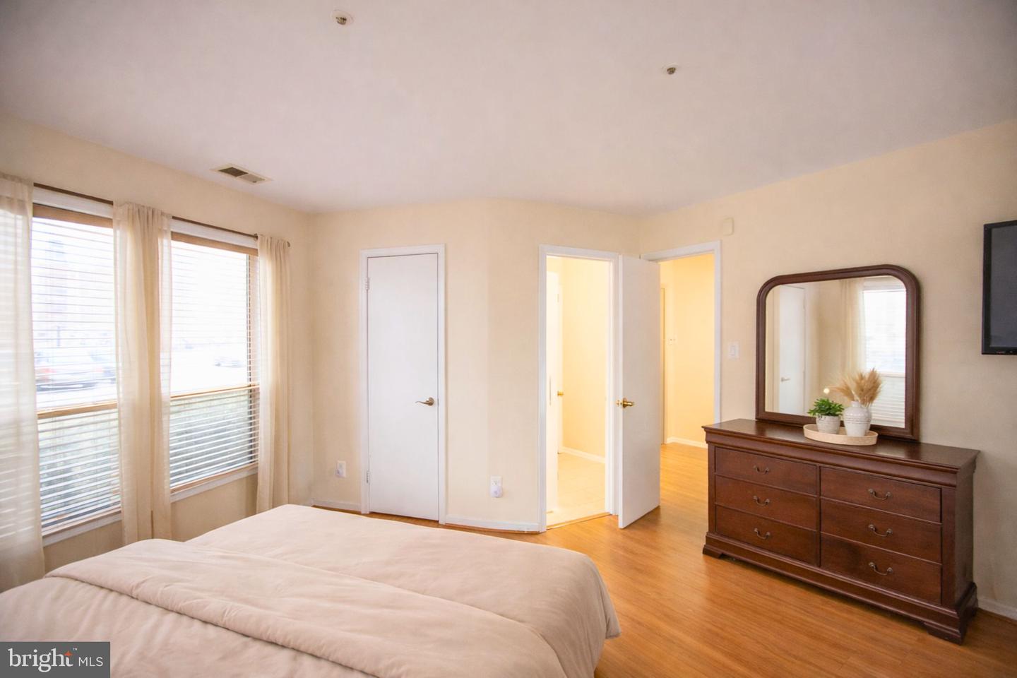 3176 SUMMIT SQUARE DR #4-A2, OAKTON, Virginia 22124, 2 Bedrooms Bedrooms, 5 Rooms Rooms,2 BathroomsBathrooms,Residential,For sale,3176 SUMMIT SQUARE DR #4-A2,VAFX2290534 MLS # VAFX2290534