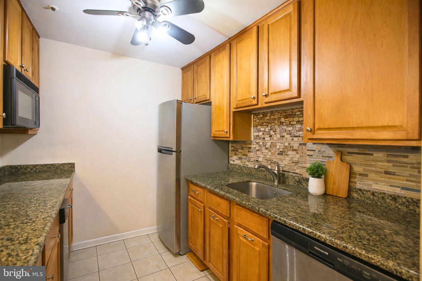 3176 SUMMIT SQUARE DR #4-A2, OAKTON, Virginia 22124, 2 Bedrooms Bedrooms, 5 Rooms Rooms,2 BathroomsBathrooms,Residential,For sale,3176 SUMMIT SQUARE DR #4-A2,VAFX2290534 MLS # VAFX2290534