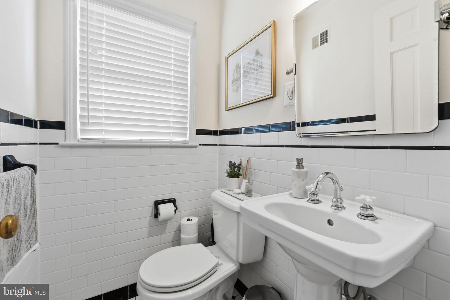 6060 N 9TH ST N, ARLINGTON, Virginia 22205, 3 Bedrooms Bedrooms, 9 Rooms Rooms,1 BathroomBathrooms,Residential,For sale,6060 N 9TH ST N,VAAR2068854 MLS # VAAR2068854