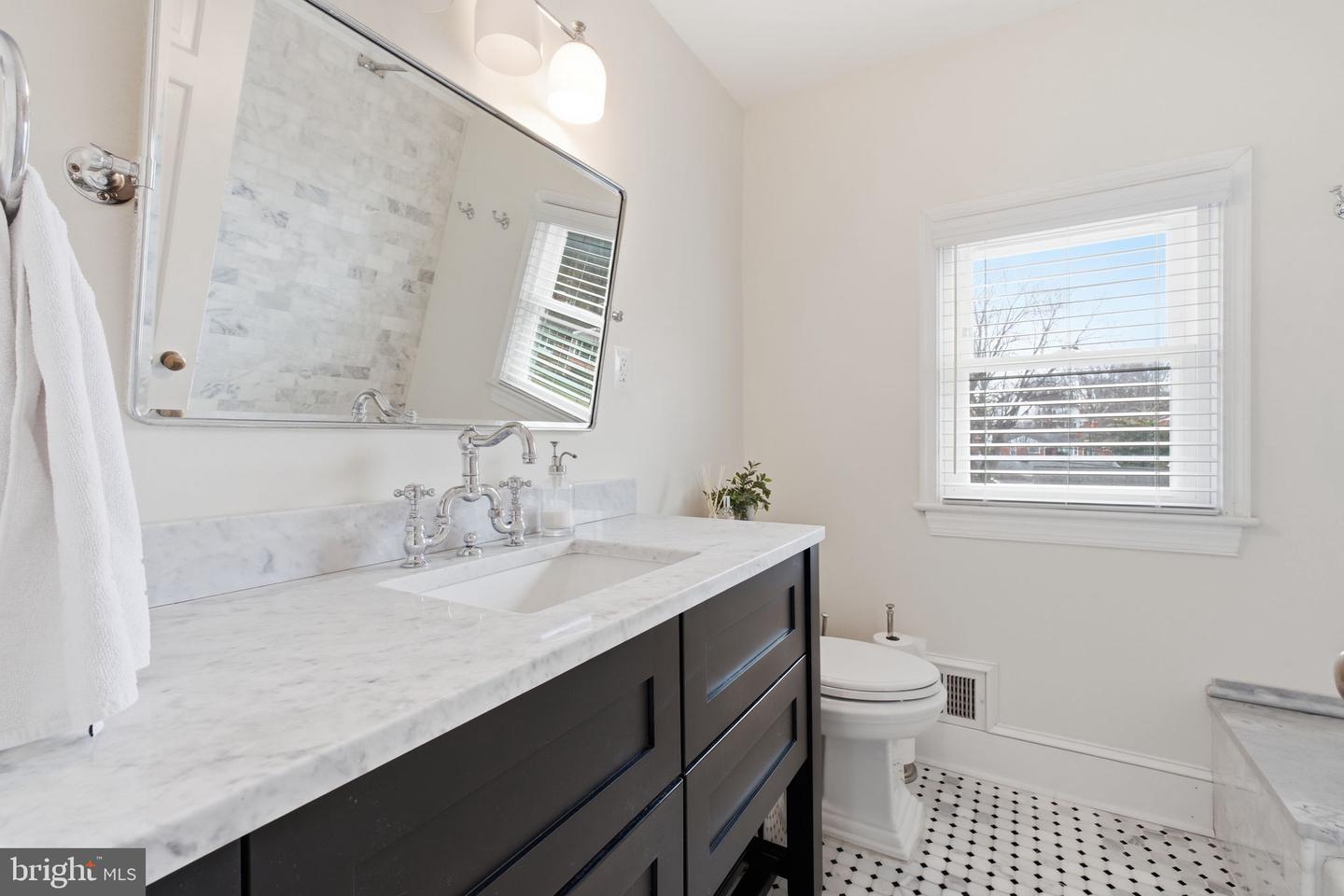 6060 N 9TH ST N, ARLINGTON, Virginia 22205, 3 Bedrooms Bedrooms, 9 Rooms Rooms,1 BathroomBathrooms,Residential,For sale,6060 N 9TH ST N,VAAR2068854 MLS # VAAR2068854