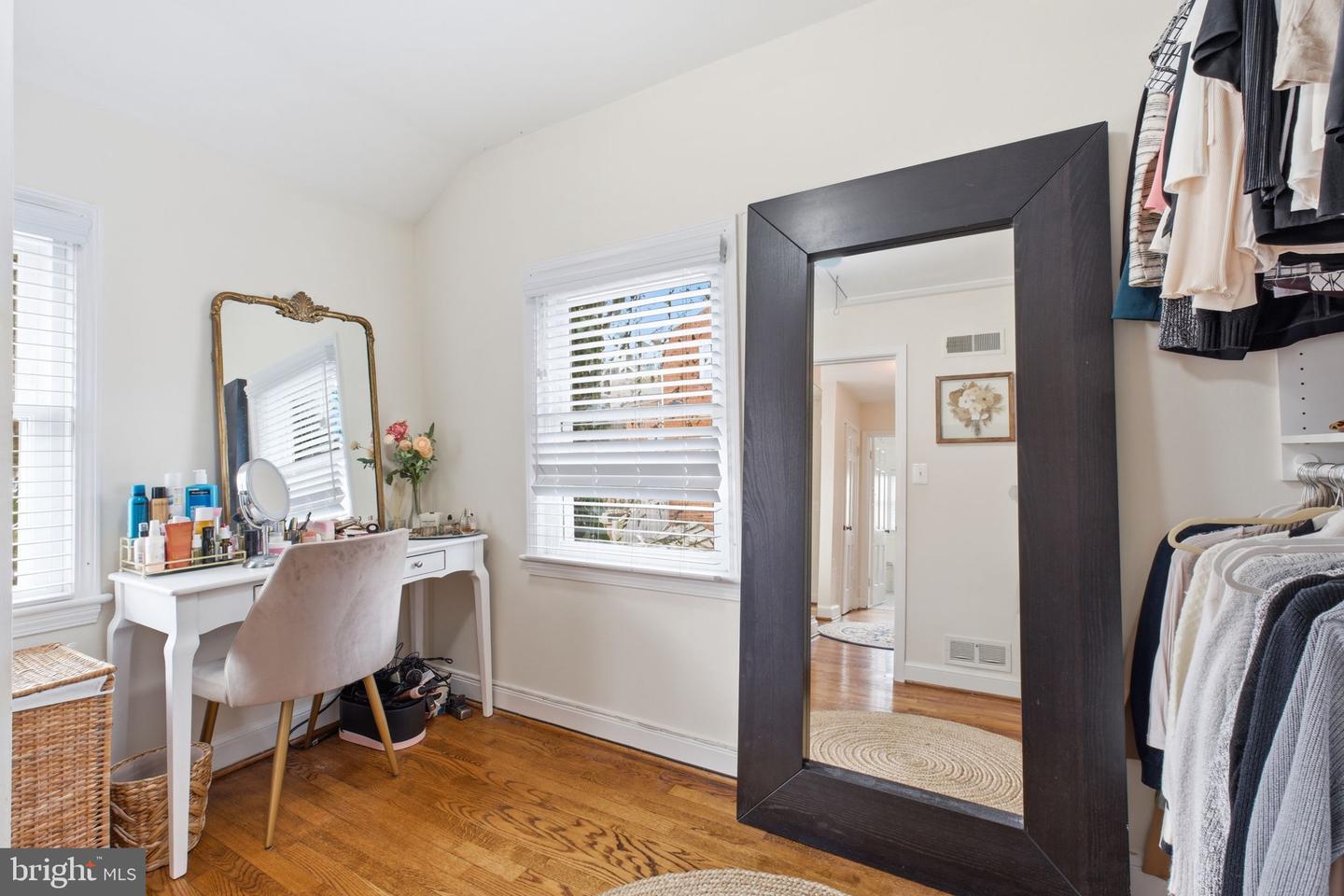 6060 N 9TH ST N, ARLINGTON, Virginia 22205, 3 Bedrooms Bedrooms, 9 Rooms Rooms,1 BathroomBathrooms,Residential,For sale,6060 N 9TH ST N,VAAR2068854 MLS # VAAR2068854