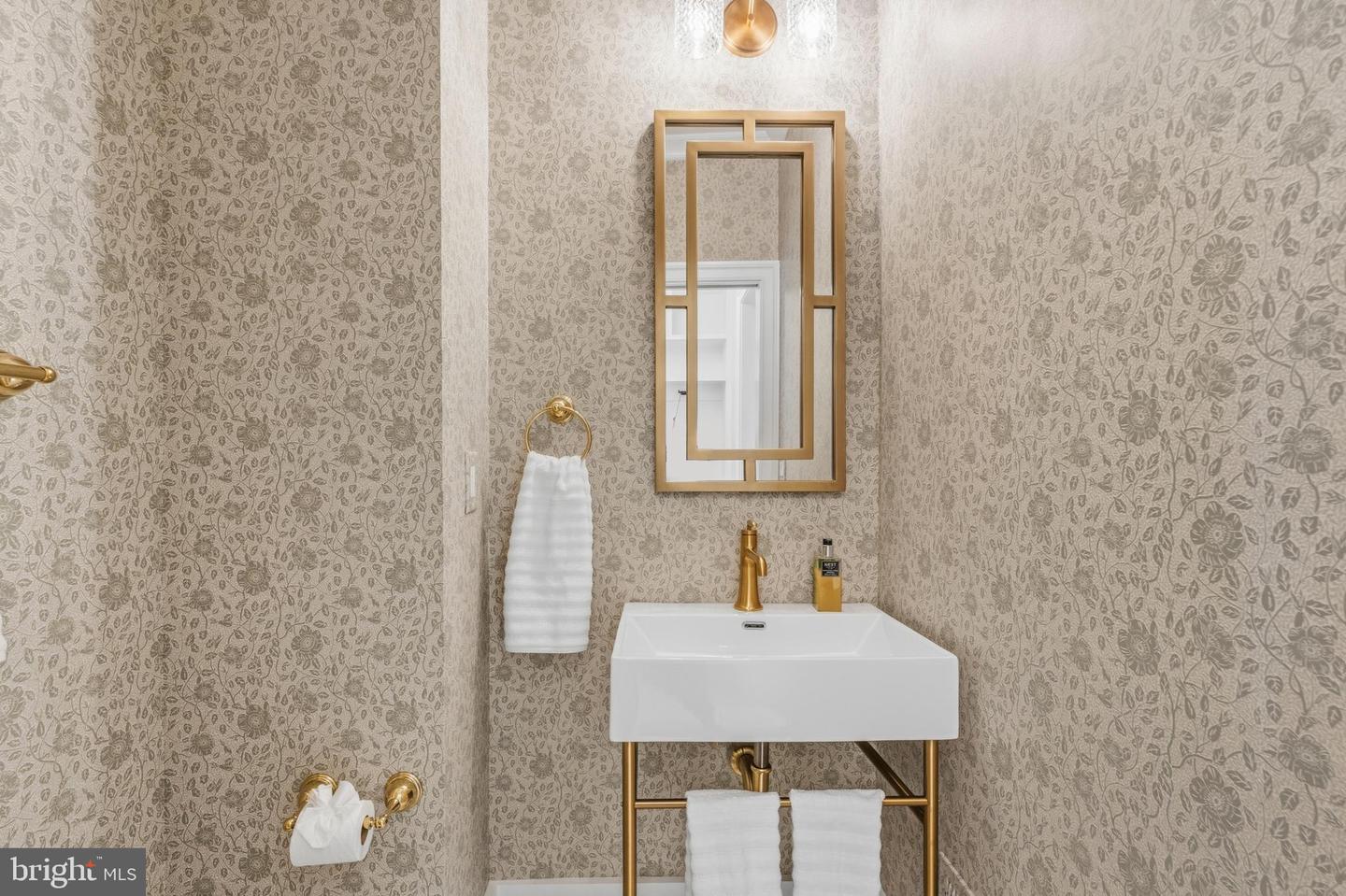 11 CEDAR ST, ALEXANDRIA, Virginia 22301, 5 Bedrooms Bedrooms, ,5 BathroomsBathrooms,Residential,For sale,11 CEDAR ST,VAAX2054224 MLS # VAAX2054224