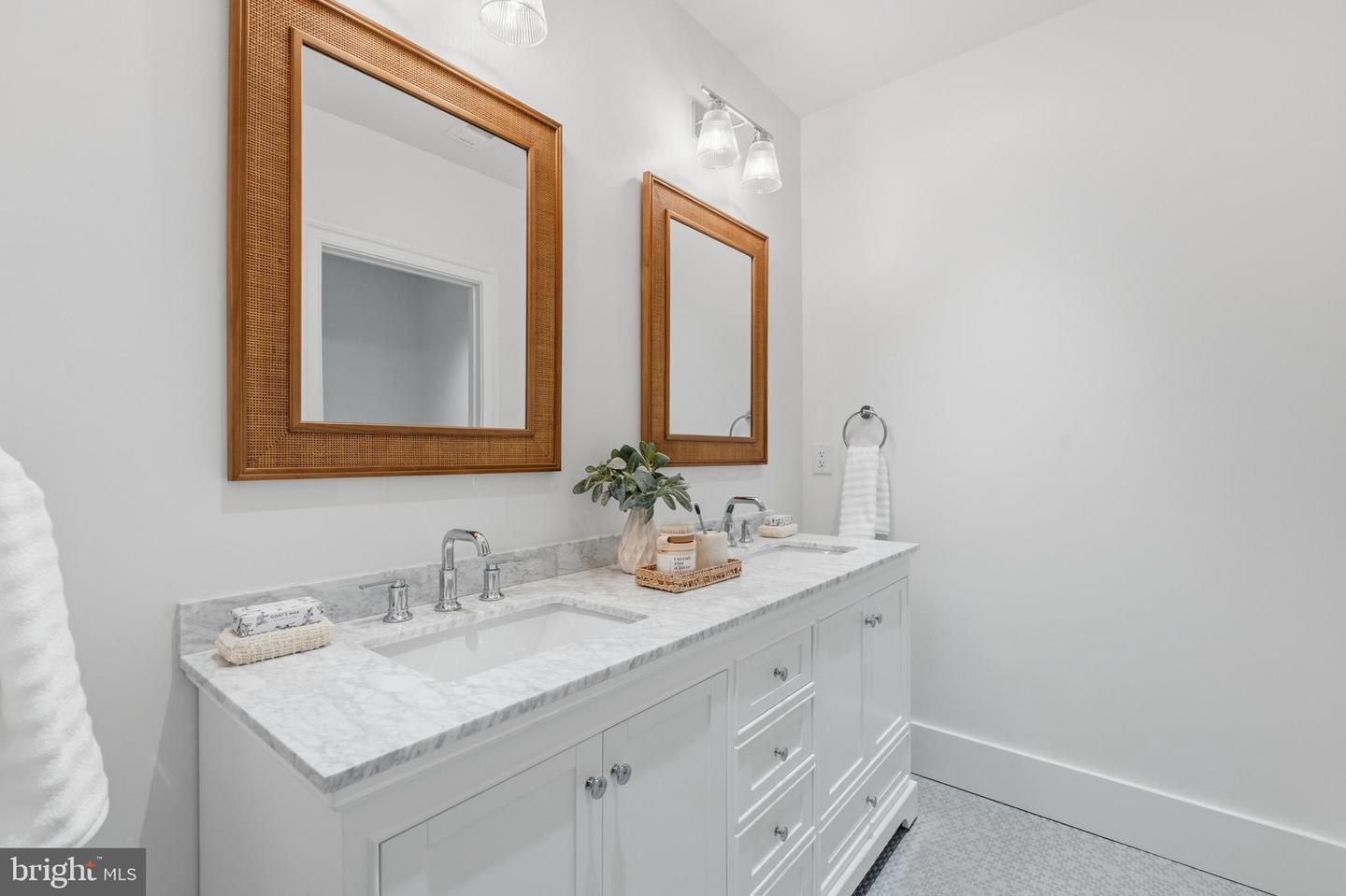 11 CEDAR ST, ALEXANDRIA, Virginia 22301, 5 Bedrooms Bedrooms, ,5 BathroomsBathrooms,Residential,For sale,11 CEDAR ST,VAAX2054224 MLS # VAAX2054224