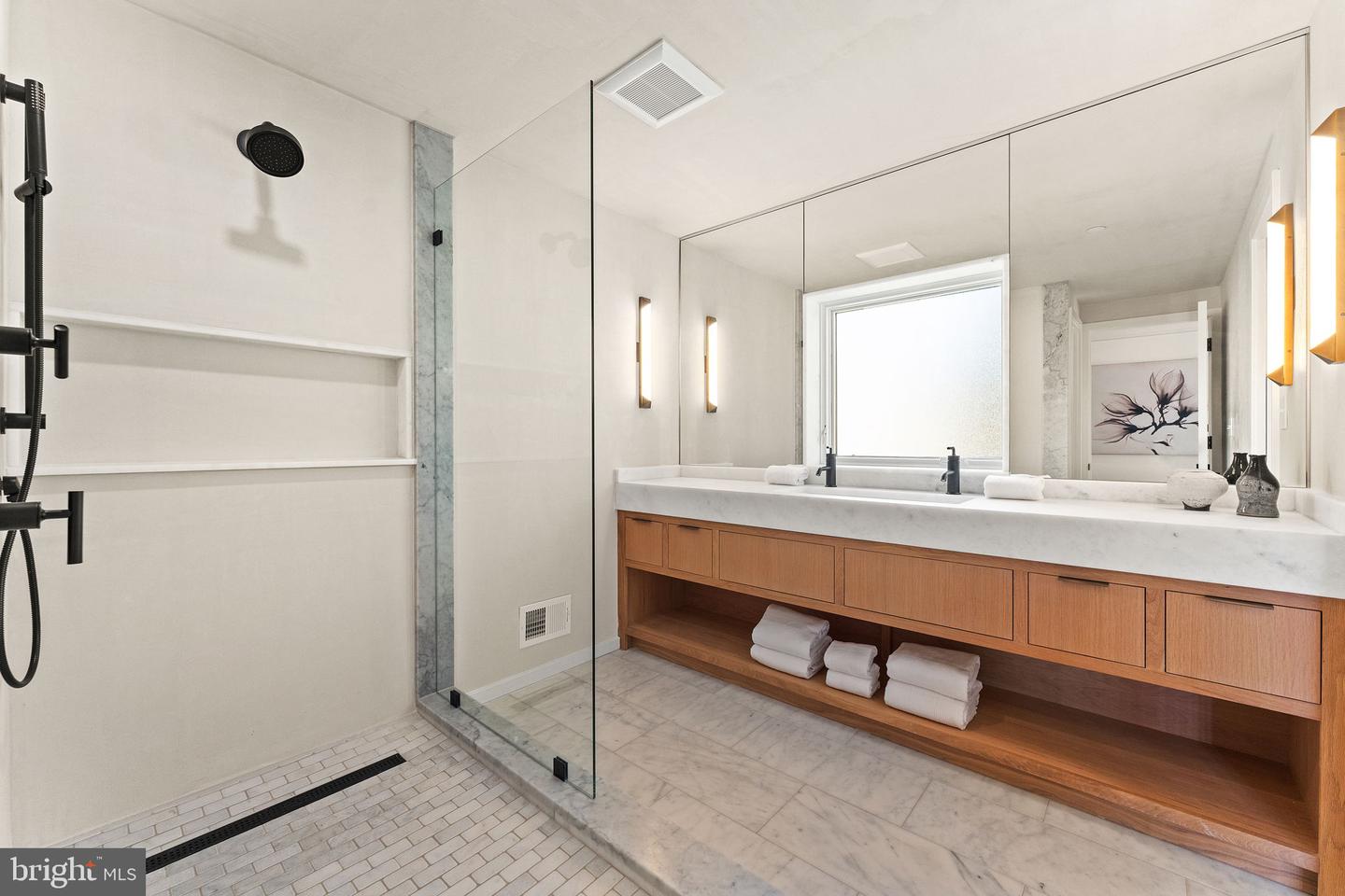 21 OVERBECK ALLEY NE, WASHINGTON, District Of Columbia 20002, 4 Bedrooms Bedrooms, ,3 BathroomsBathrooms,Residential,For sale,21 OVERBECK ALLEY NE,DCDC2246486 MLS # DCDC2246486