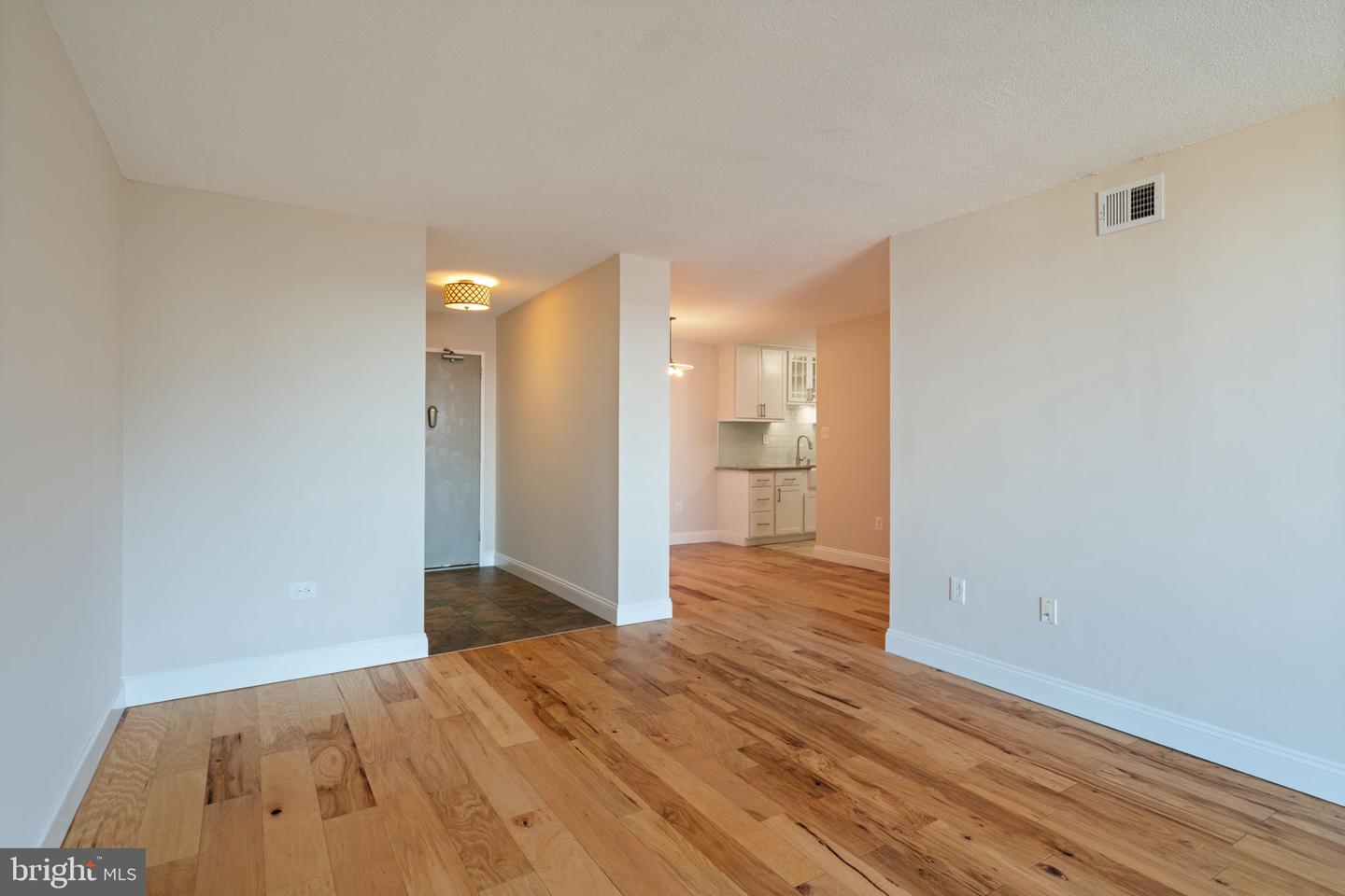 4600 S FOUR MILE RUN DR #927, ARLINGTON, Virginia 22204, 2 Bedrooms Bedrooms, ,1 BathroomBathrooms,Residential,For sale,4600 S FOUR MILE RUN DR #927,VAAR2068788 MLS # VAAR2068788