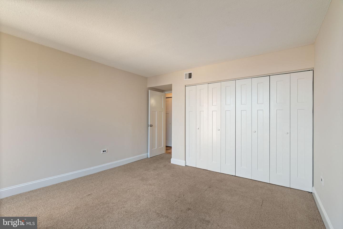 4600 S FOUR MILE RUN DR #927, ARLINGTON, Virginia 22204, 2 Bedrooms Bedrooms, ,1 BathroomBathrooms,Residential,For sale,4600 S FOUR MILE RUN DR #927,VAAR2068788 MLS # VAAR2068788