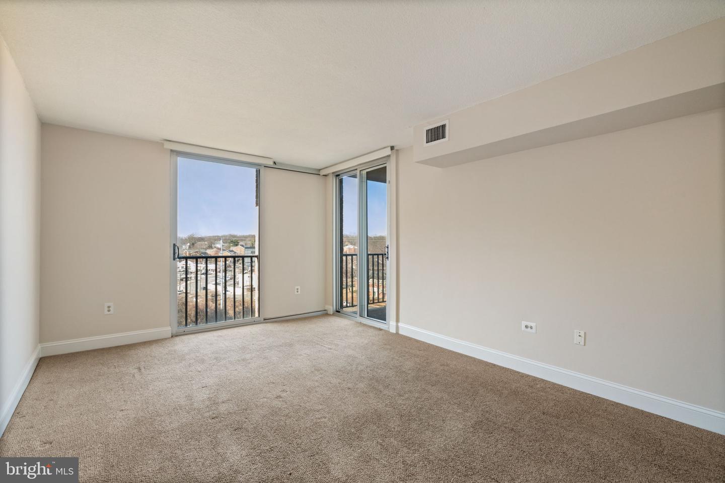 4600 S FOUR MILE RUN DR #927, ARLINGTON, Virginia 22204, 2 Bedrooms Bedrooms, ,1 BathroomBathrooms,Residential,For sale,4600 S FOUR MILE RUN DR #927,VAAR2068788 MLS # VAAR2068788