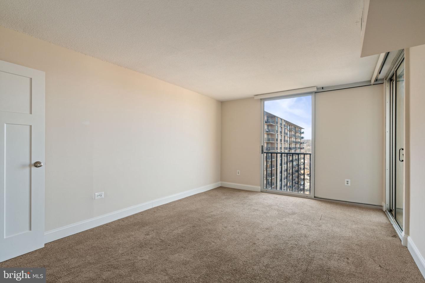 4600 S FOUR MILE RUN DR #927, ARLINGTON, Virginia 22204, 2 Bedrooms Bedrooms, ,1 BathroomBathrooms,Residential,For sale,4600 S FOUR MILE RUN DR #927,VAAR2068788 MLS # VAAR2068788