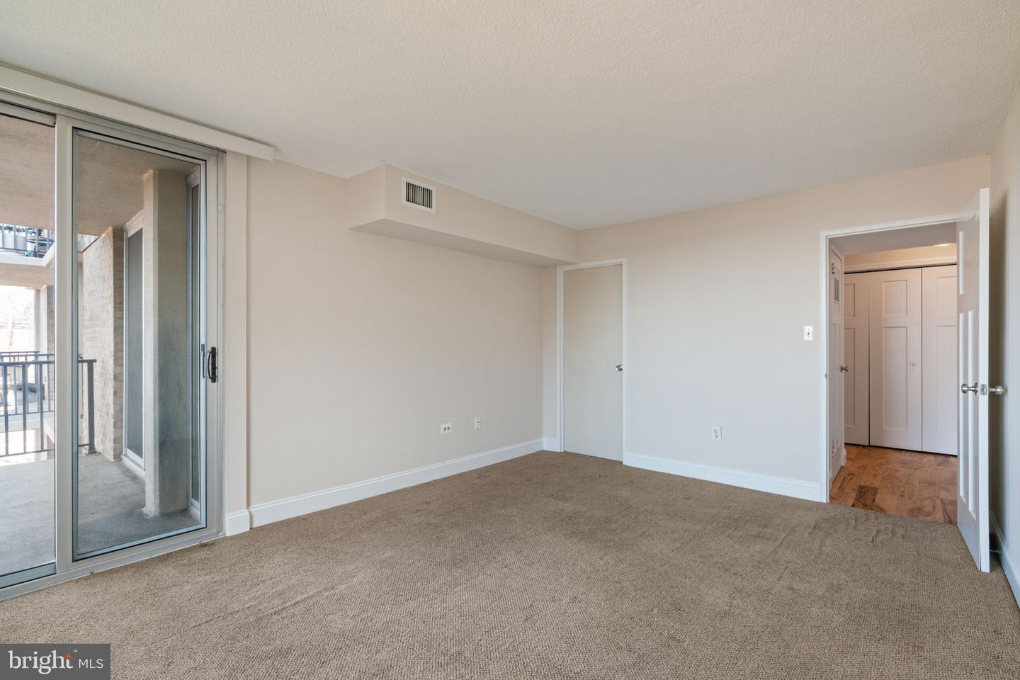 4600 S FOUR MILE RUN DR #927, ARLINGTON, Virginia 22204, 2 Bedrooms Bedrooms, ,1 BathroomBathrooms,Residential,For sale,4600 S FOUR MILE RUN DR #927,VAAR2068788 MLS # VAAR2068788