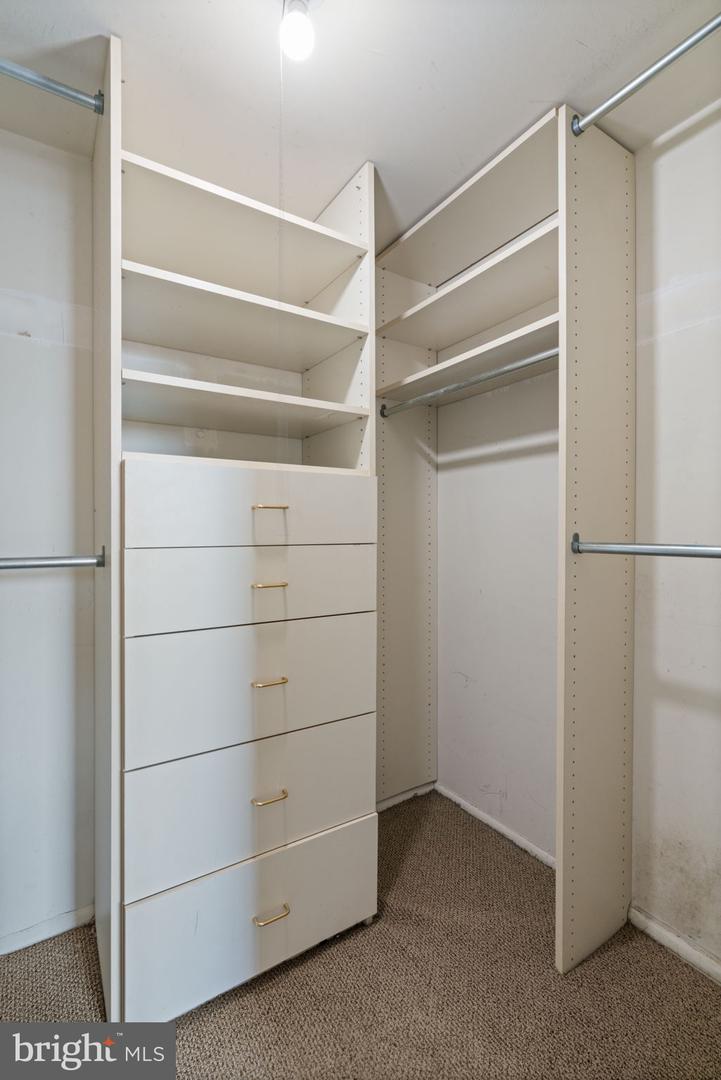 4600 S FOUR MILE RUN DR #927, ARLINGTON, Virginia 22204, 2 Bedrooms Bedrooms, ,1 BathroomBathrooms,Residential,For sale,4600 S FOUR MILE RUN DR #927,VAAR2068788 MLS # VAAR2068788