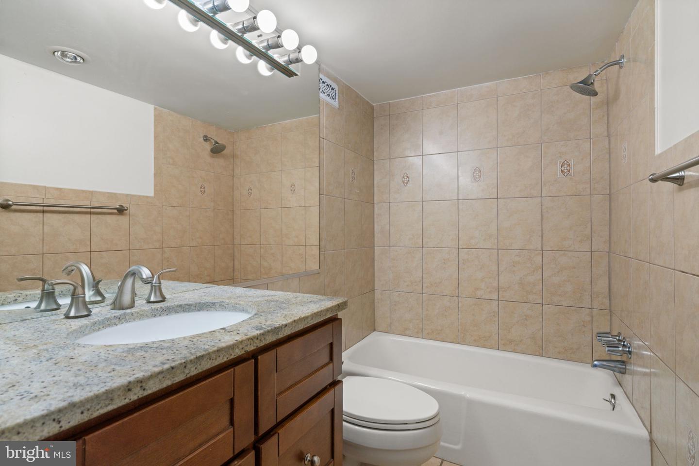 4600 S FOUR MILE RUN DR #927, ARLINGTON, Virginia 22204, 2 Bedrooms Bedrooms, ,1 BathroomBathrooms,Residential,For sale,4600 S FOUR MILE RUN DR #927,VAAR2068788 MLS # VAAR2068788