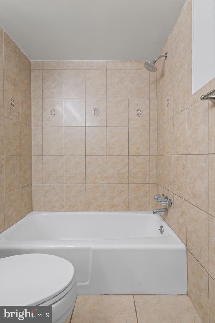 4600 S FOUR MILE RUN DR #927, ARLINGTON, Virginia 22204, 2 Bedrooms Bedrooms, ,1 BathroomBathrooms,Residential,For sale,4600 S FOUR MILE RUN DR #927,VAAR2068788 MLS # VAAR2068788