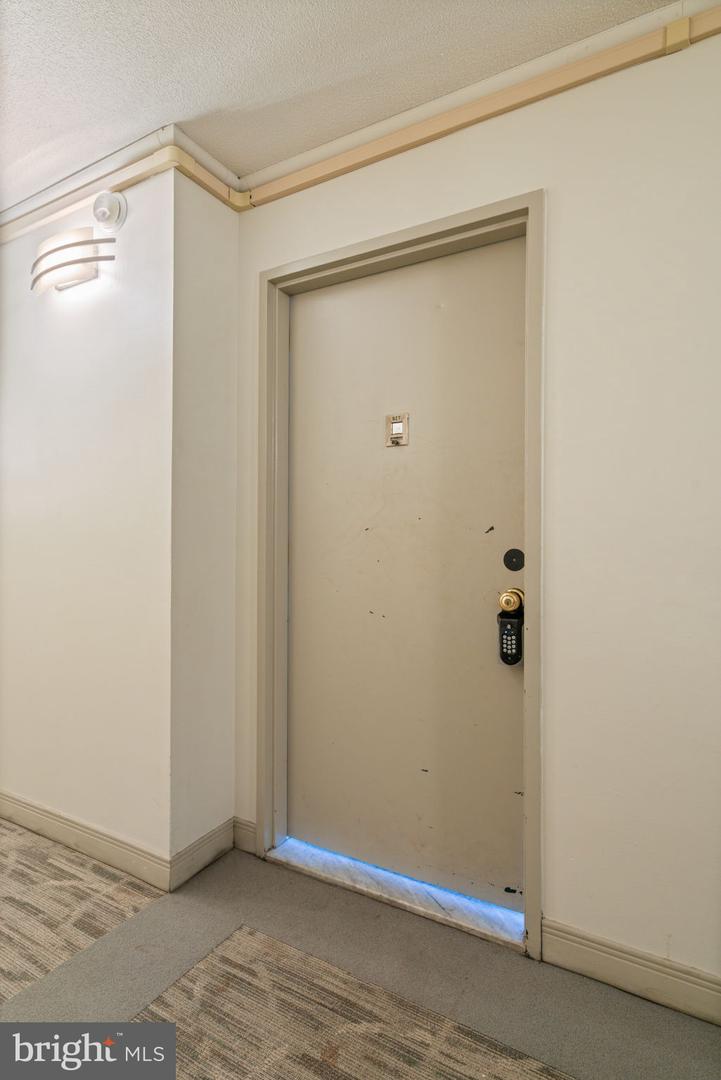 4600 S FOUR MILE RUN DR #927, ARLINGTON, Virginia 22204, 2 Bedrooms Bedrooms, ,1 BathroomBathrooms,Residential,For sale,4600 S FOUR MILE RUN DR #927,VAAR2068788 MLS # VAAR2068788