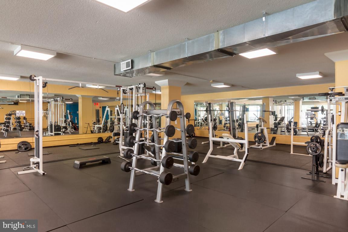 4600 S FOUR MILE RUN DR #927, ARLINGTON, Virginia 22204, 2 Bedrooms Bedrooms, ,1 BathroomBathrooms,Residential,For sale,4600 S FOUR MILE RUN DR #927,VAAR2068788 MLS # VAAR2068788