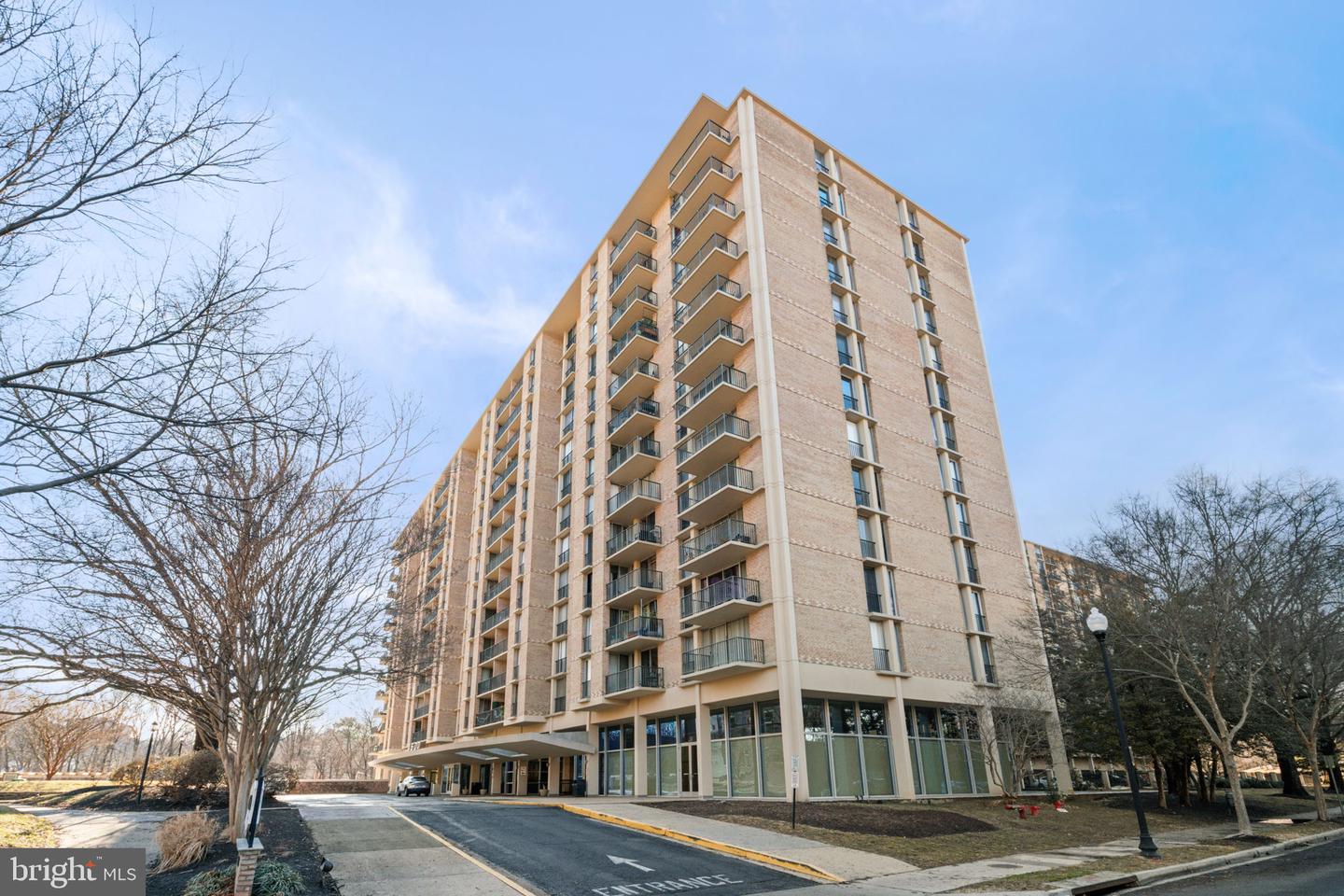 4600 S FOUR MILE RUN DR #927, ARLINGTON, Virginia 22204, 2 Bedrooms Bedrooms, ,1 BathroomBathrooms,Residential,For sale,4600 S FOUR MILE RUN DR #927,VAAR2068788 MLS # VAAR2068788