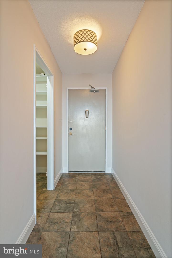 4600 S FOUR MILE RUN DR #927, ARLINGTON, Virginia 22204, 2 Bedrooms Bedrooms, ,1 BathroomBathrooms,Residential,For sale,4600 S FOUR MILE RUN DR #927,VAAR2068788 MLS # VAAR2068788