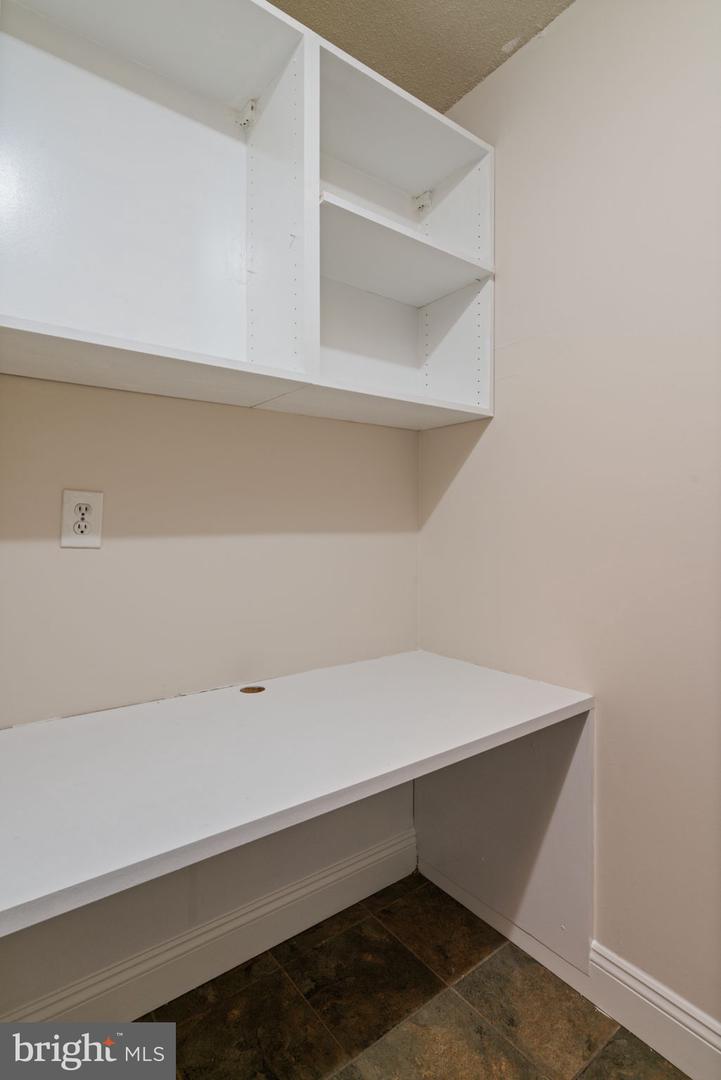 4600 S FOUR MILE RUN DR #927, ARLINGTON, Virginia 22204, 2 Bedrooms Bedrooms, ,1 BathroomBathrooms,Residential,For sale,4600 S FOUR MILE RUN DR #927,VAAR2068788 MLS # VAAR2068788