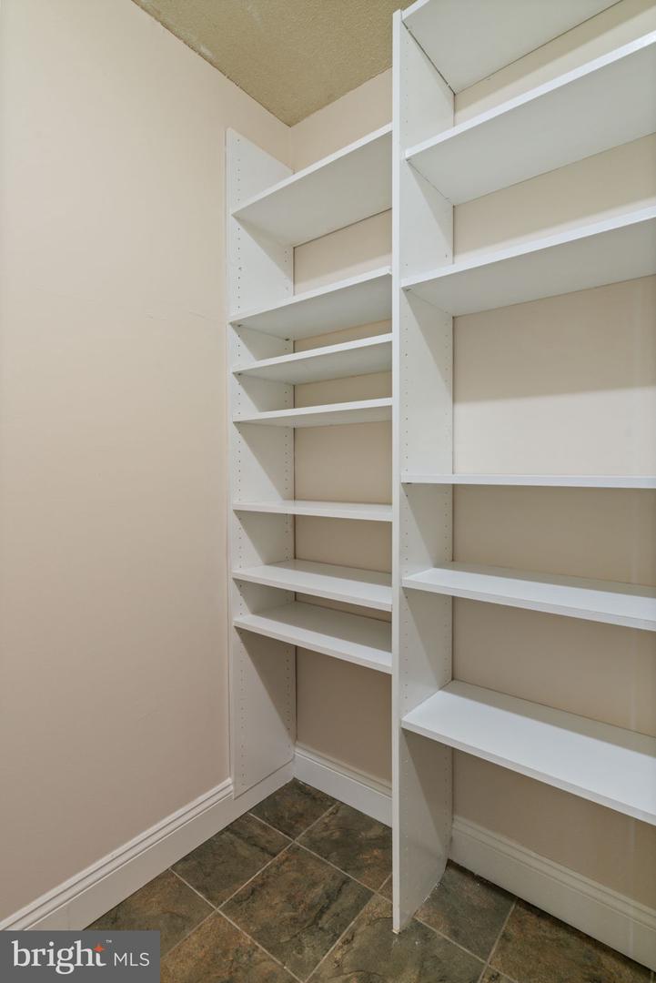 4600 S FOUR MILE RUN DR #927, ARLINGTON, Virginia 22204, 2 Bedrooms Bedrooms, ,1 BathroomBathrooms,Residential,For sale,4600 S FOUR MILE RUN DR #927,VAAR2068788 MLS # VAAR2068788