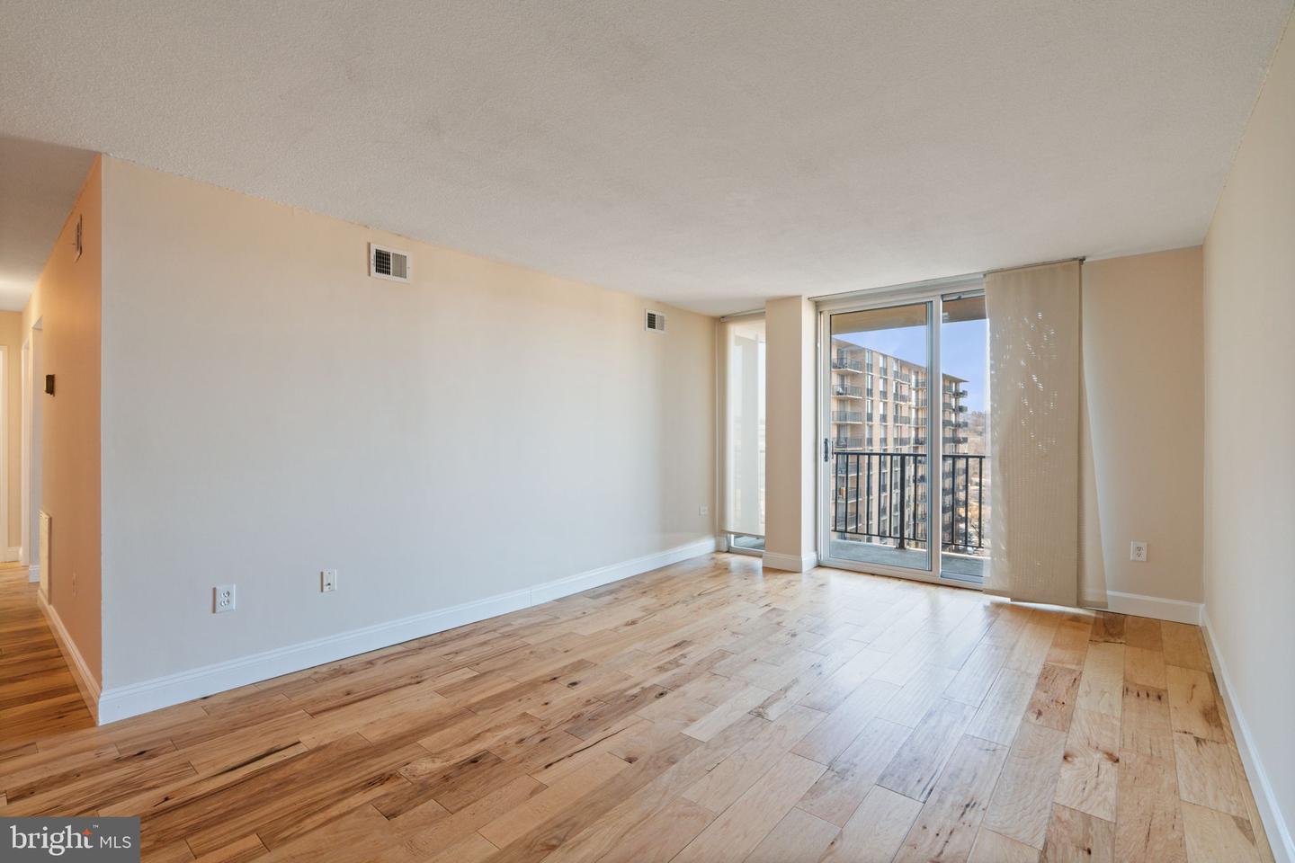 4600 S FOUR MILE RUN DR #927, ARLINGTON, Virginia 22204, 2 Bedrooms Bedrooms, ,1 BathroomBathrooms,Residential,For sale,4600 S FOUR MILE RUN DR #927,VAAR2068788 MLS # VAAR2068788