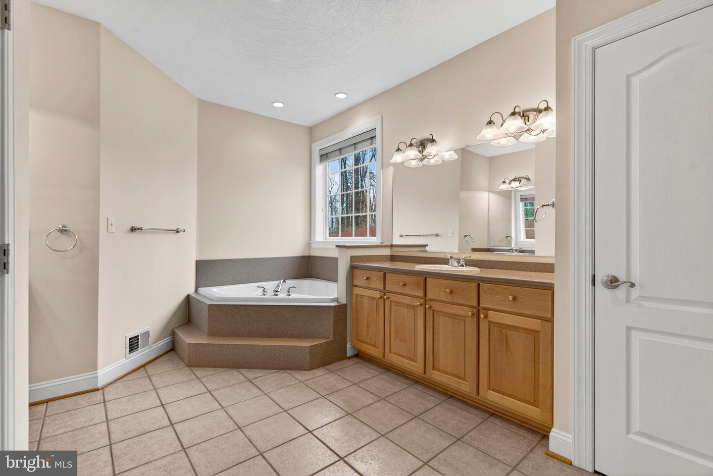 8342 LUNSFORD RD, WARRENTON, Virginia 20187, 3 Bedrooms Bedrooms, 17 Rooms Rooms,4 BathroomsBathrooms,Residential,For sale,8342 LUNSFORD RD,VAFQ2020640 MLS # VAFQ2020640