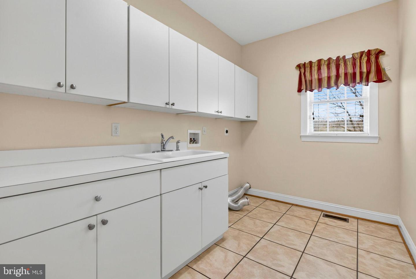 8342 LUNSFORD RD, WARRENTON, Virginia 20187, 3 Bedrooms Bedrooms, 17 Rooms Rooms,4 BathroomsBathrooms,Residential,For sale,8342 LUNSFORD RD,VAFQ2020640 MLS # VAFQ2020640